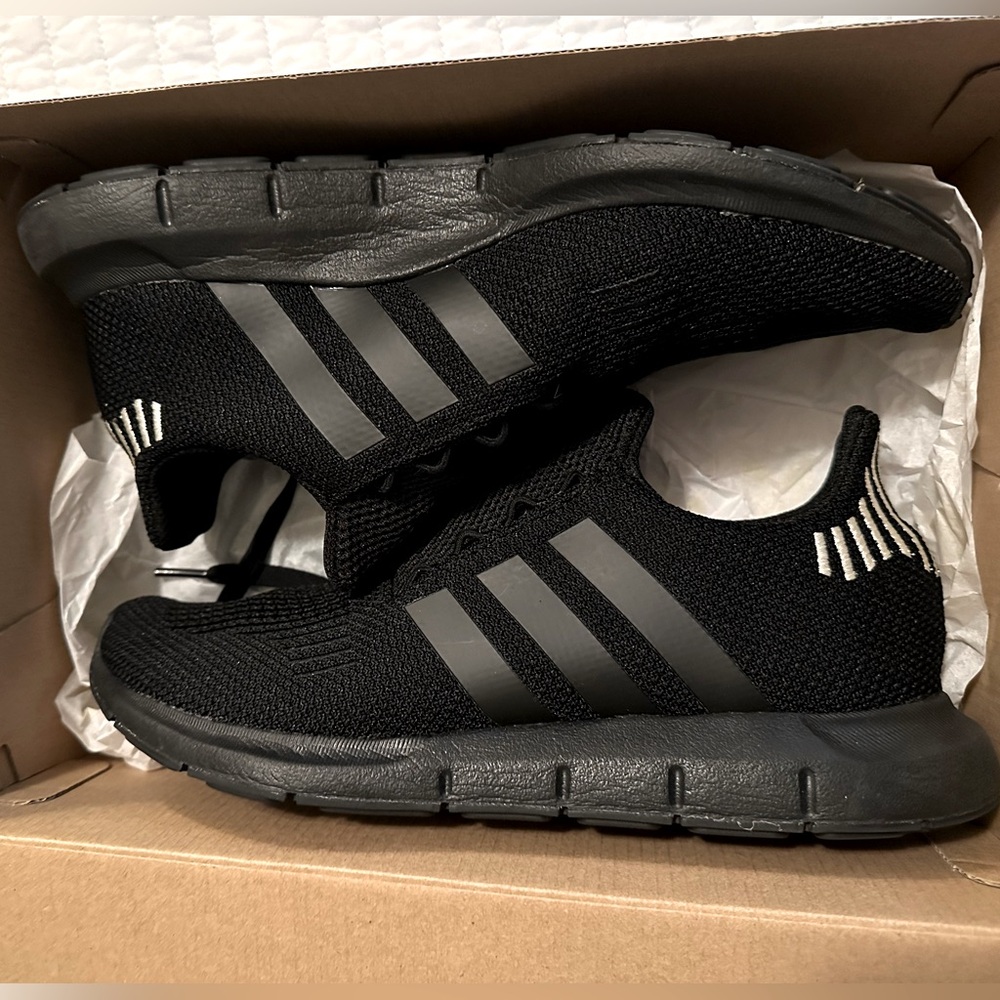 Adidas Women's Black SWIFT RUN Sneakers